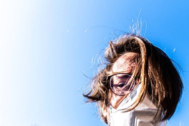 Dağınık saçlı, maskeli bir adam.