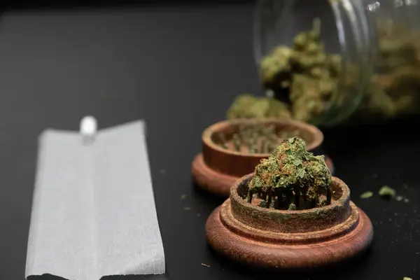 Bourgeons de cannabis, un joint et d'autres ustensiles de fumer — Photo