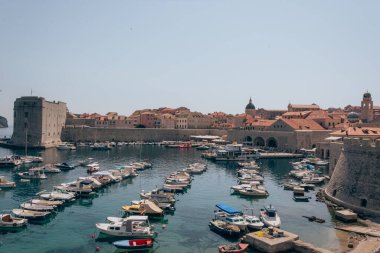 DUBROVNIK, CROATIA - 8 Ağustos 2013: Tekneli Dubrovnik limanı