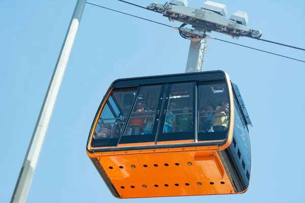 DUBROVNIK, CROATIA - August 8, 2013: People ride the cable car in Dubrovnik — Stock Photo, Image