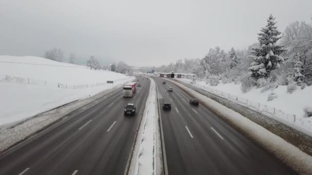 Abtwil, Sankt Gallen, Švýcarsko - 15. ledna 2021: Dálnice s dopravou — Stock video