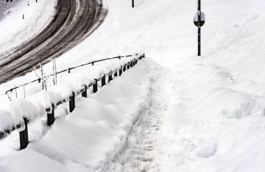 Kar yağdıktan sonra kaygan yaya yolu