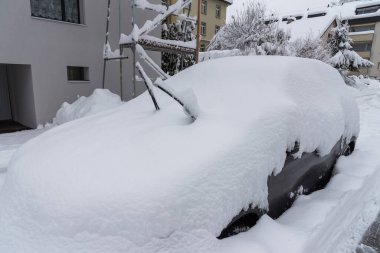 Sankt Gallen, İsviçre - 15 Ocak 2021: Karda gömülü arabalar