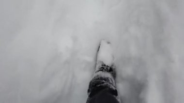 Kışın derin karlar içinde yürü