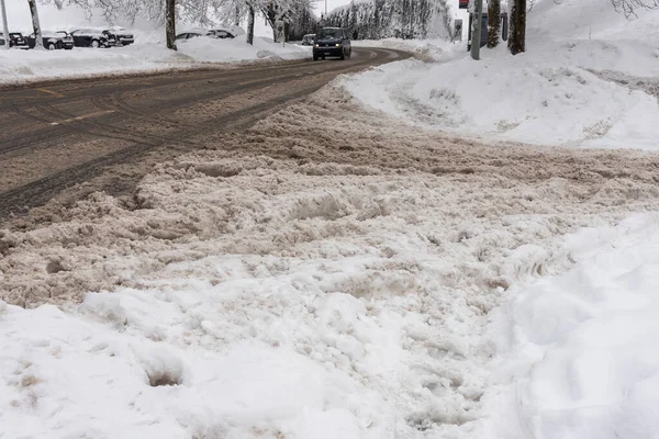 大雪过后，道路又滑又滑 — 图库照片