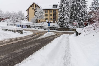 Sankt Gallen, İsviçre - 15 Ocak 2021: St. Gallen 'de karla kaplı yollar