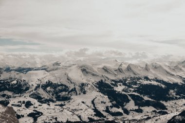 Kar, dağ Saentis 'i yukarıdan gören İsviçre alplerini kapladı.