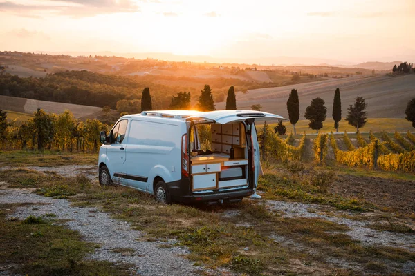 Vanlife - élni egy gyönyörű busz a nyílt természetben körülvéve szőlő — Stock Fotó