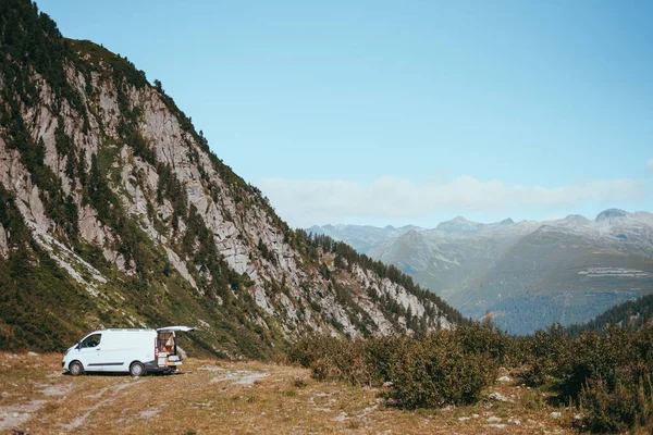 Vanlife - Camping Van auf einem Berg in der Schweiz — Stockfoto