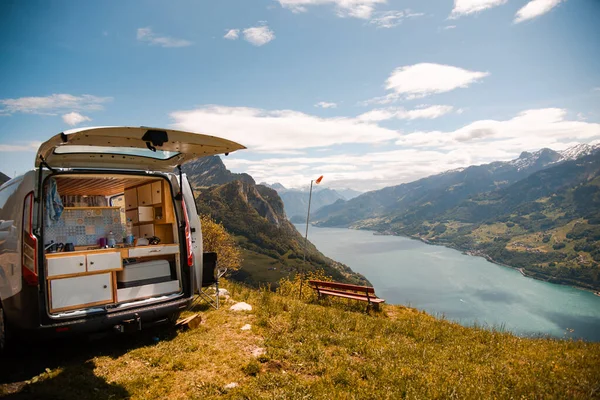 Vanlife - İsviçre 'de bir dağda kamp minibüsü