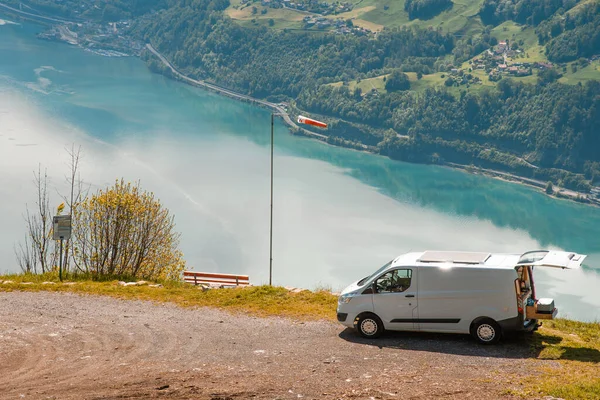 Vanlife - Campeggio Van su amountain in Svizzera — Foto Stock