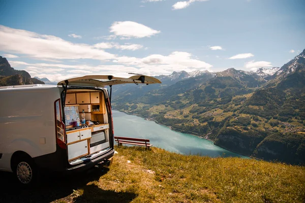 Vanlife - Camping Van en una montaña en Suiza —  Fotos de Stock