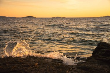 Denizde dalgalar yüzünden su sıçrıyor.