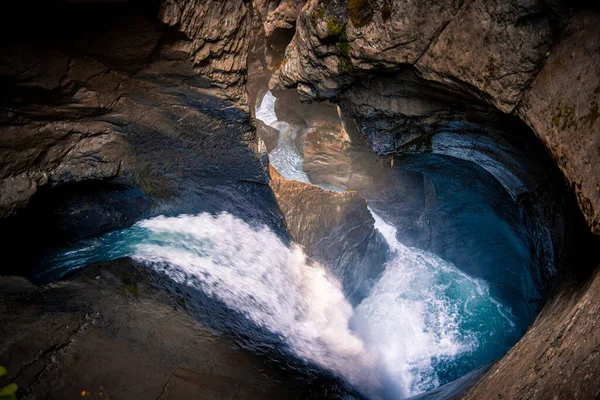 Flödesvatten från ett vattenfall inuti ett berg Stockbild