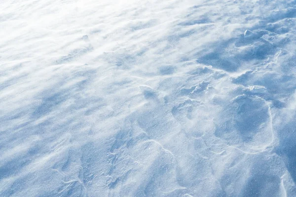 Soprando neve sobre a superfície nevada no topo da montanha na Suíça - tempestade de neve — Fotografia de Stock