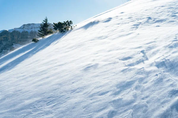 Blowing snow over snowy surface on top of mountain in Switzerland - snowstorm — Stock Photo, Image