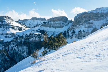 Ebenalp, Appenzell 'de güneşli, karlı bir dağ manzarası.