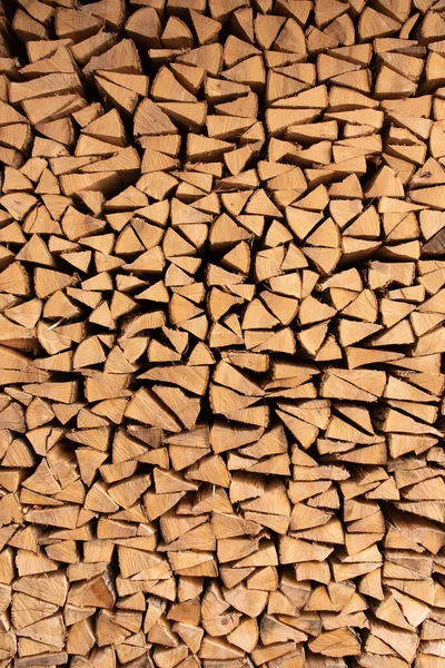 Yığınla odun yığınının ön portresi