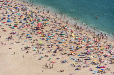 Nazare, Portekiz - 15. Jun, i 2014: Denizde kalabalık Avrupa plajı