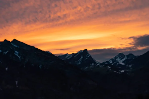Coucher de soleil coloré avec des montagnes dans les Alpes suisses — Photo