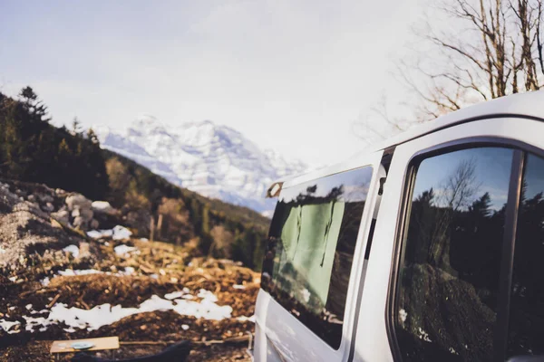 Vanlife - žít v krásném autobuse v přírodě obklopen švýcarskými horami — Stock fotografie