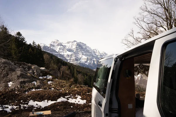 Vanlife - ζουν σε ένα όμορφο λεωφορείο στη φύση που περιβάλλεται από ελβετικά βουνά — Φωτογραφία Αρχείου