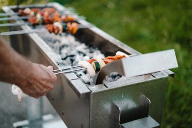 Barbekü - lezzetli et şişte ızgarada hazırlanır - kömürde kızartılır