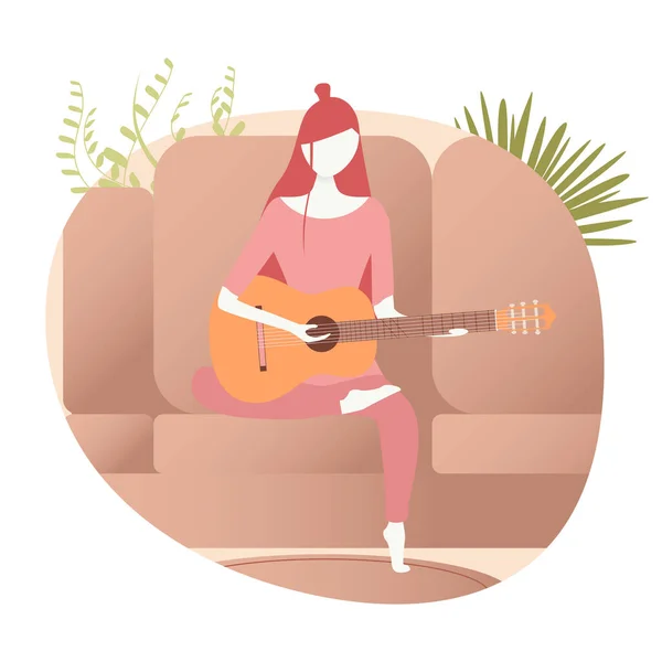 Mujer tocando vector de guitarra, personaje aislado sentado en el sofá en casa. Guitarrista femenina de estilo plano sosteniendo instrumento musical — Vector de stock