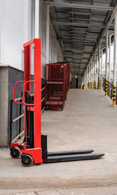 Depo Yükleme Rampasında Elle Kırmızı Hidrolik Palet Yığını