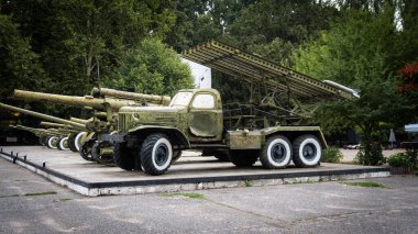 Bir açık hava askeri müzesinde Sovyet Katyusha Çoklu Roket Fırlatıcı ve Topçu Topları