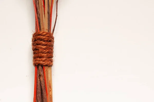 Сухі Гілки Пов Язані Мотузками Білому Тлі — стокове фото