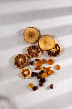 Kurutulmuş meyve, elma, limon, mandalina, üzüm, beyaz arkaplanda altın çilekler