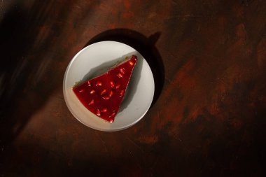 Bir parça nar keki, koyu arkaplanda, koyu yiyecek.