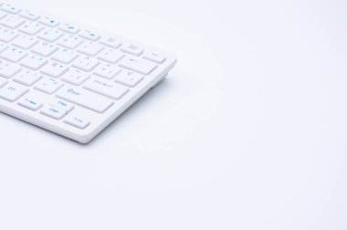 Beyaz arkaplanda izole edilmiş beyaz bir klavyenin parçası