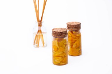 Beyaz arka planda izole edilmiş Mandarin parfümü konsepti