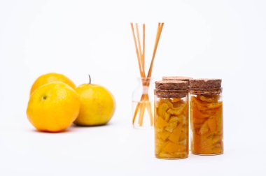 Beyaz arka planda izole edilmiş Mandarin parfümü konsepti