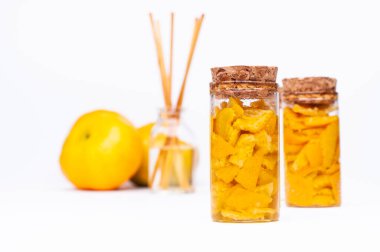 Beyaz arka planda izole edilmiş Mandarin parfümü konsepti