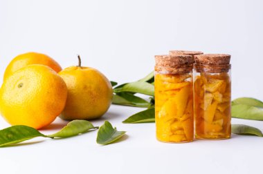 Beyaz arka planda izole edilmiş Mandarin parfümü konsepti