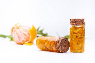 Mandarin özleri işleme, beyaz arka planda izole ve arka planda odak dışı Mandarinler.