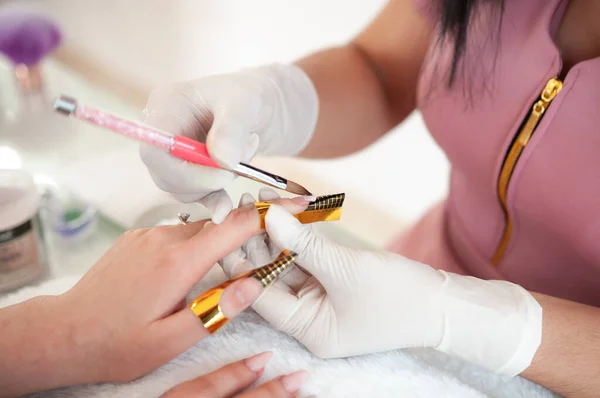 Professionele Manicure Lijm Aanbrengen Lijm Nagel Verlengingen Persoonlijke Verzorging Concept — Stockfoto