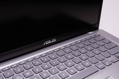 Machachi, Ekvador - Temmuz 06, 2021: Asus laptop modeli X415JA, beyaz arkaplanda izole edilmiş gri dizüstü bilgisayar, klavye ayrıntıları.