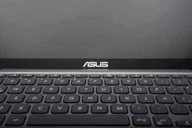 Machachi, Ekvador - 06 Temmuz 2021: Asus Laptop modeli X415JA, Asus Laptop Klavye Detayları