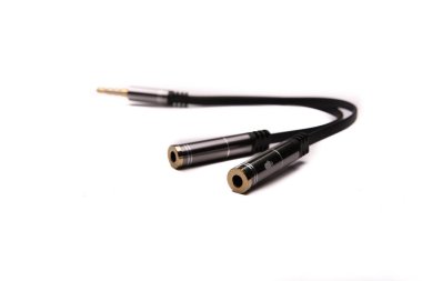 Machachi, Ekvador - Temmuz 06, 2021: mikrofon ve kulaklık kanal ayrıştırıcısı 3.5 mm beyaz arka planda izole edildi