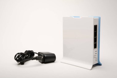 Machachi, Ekvador - Temmuz 06, 2021: Mikrotik hAP lite Rb941-2-tc Router voltaj adaptörlü, beyaz üzerine izole edilmiş