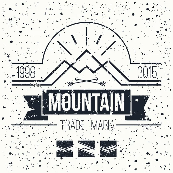 Mountain retro emblem — Stock Vector