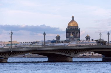 Saint-Petersburg 'daki Saint Isaac Katedrali' nin manzarası yaz akşamında Neva nehrinden