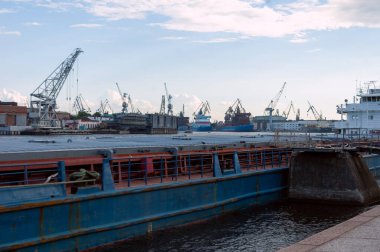 Neva nehrinden Saint-Petersburg 'daki kargo limanına bakın.