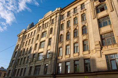 Saint-Petersburg 'daki tarihi bina, yaz akşamında güneş batarken yakıldı.