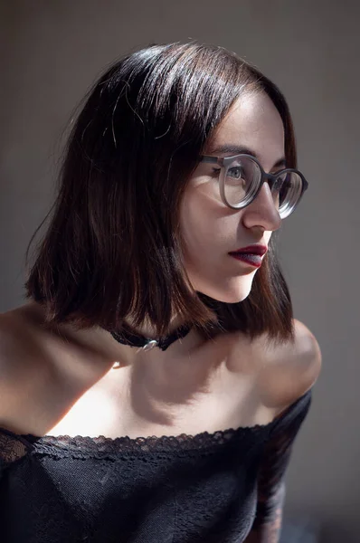 Porträt Einer Frau Der Runden Brille Mit Natürlichem Licht — Stockfoto