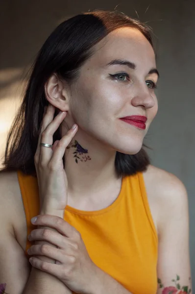 Portrait Woman Ochre Top Natural Lighting — Stock Photo, Image